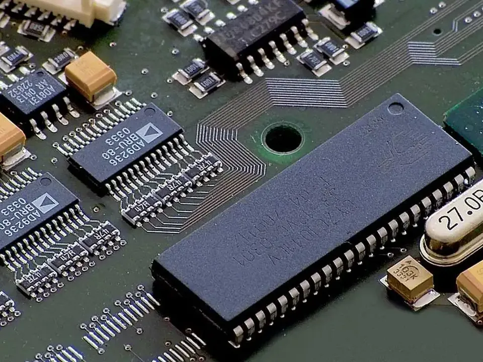 Populated board carrying integrated circuits and SMD components