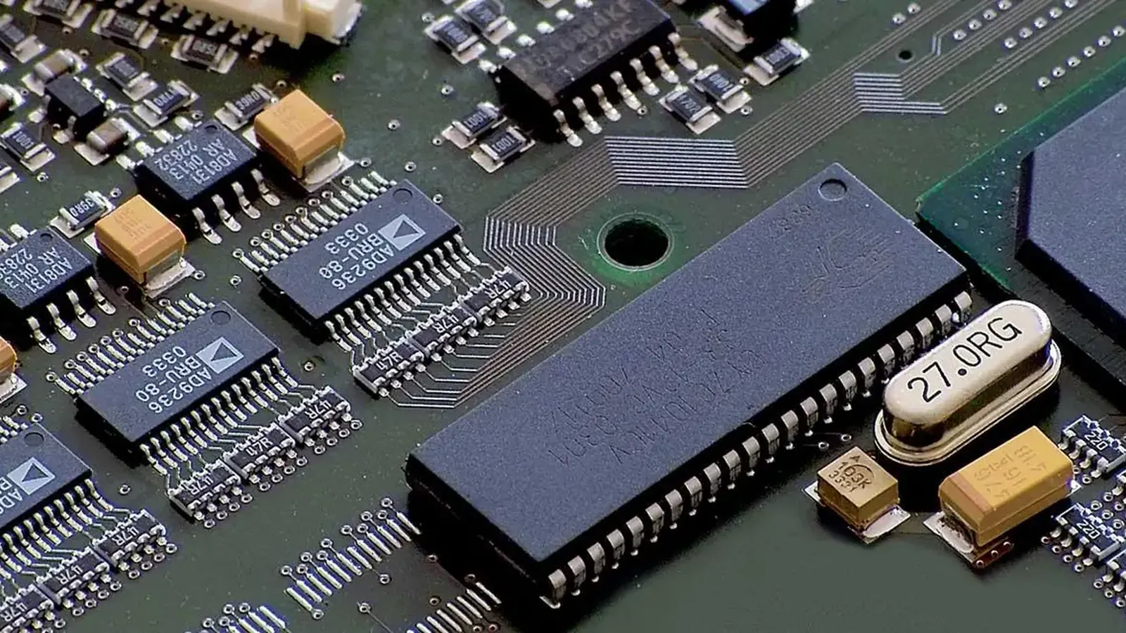 Populated board carrying integrated circuits and SMD components