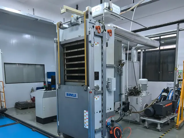 Multilayer lamination press used to bond PCB stack-ups